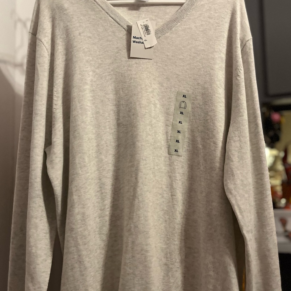 Old Navy~ Men’s Light Gray V-Neck Sweater